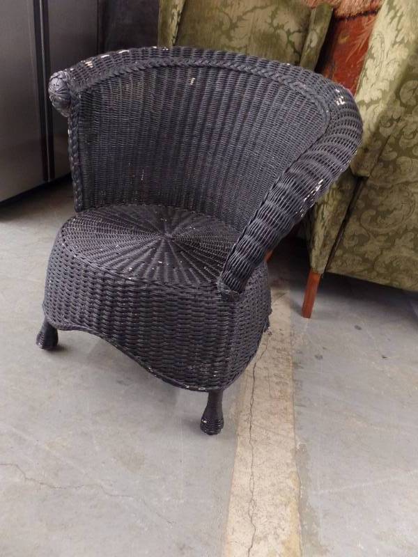 lot 823 image: BLACK WICKER CHAIR AND ACCENT TABLE
