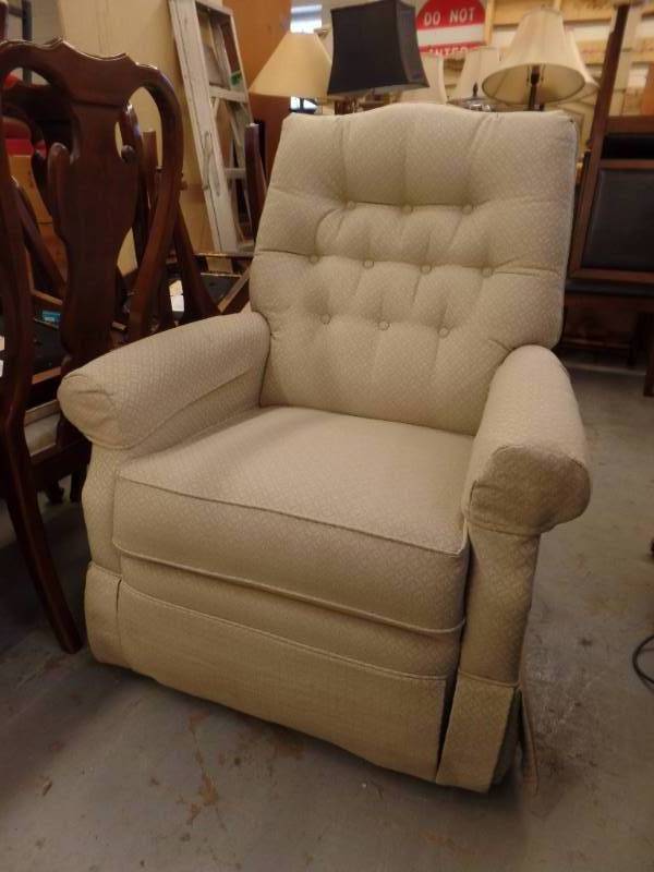 lot 829 image: LA Z BOY ROCKING RECLINING CHAIR