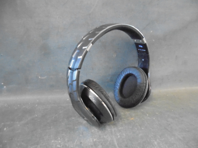 lot 4 image: Headphones