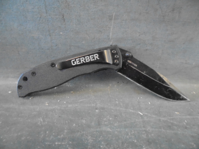 lot 3 image: Pocket Knife