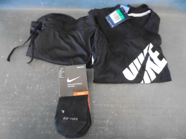 lot 18 image: Name Brand Womens Clothes