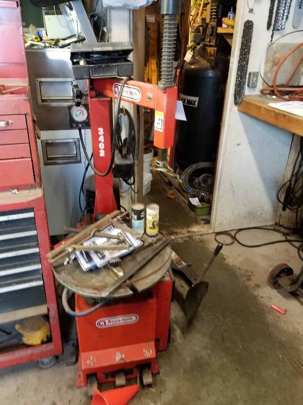 lot 32 image: Accu-turn Commercial Tire Change Machine & Hole Repair