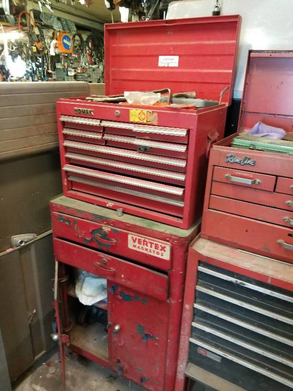 lot 39 image: Homak Locking 2-Piece 10-Drawer Tool Chest w 2-Door 2-Drawer Rolling Cabinet