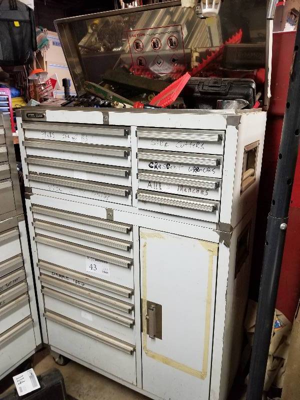 lot 43 image: Steel Glide Locking  8-Drawer Tool Chest w 1-Door 7-Drawer Rolling Cabinet