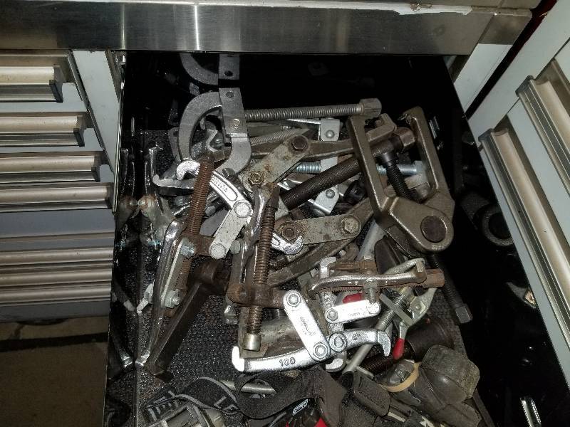 lot 107 image: Gear Pullers