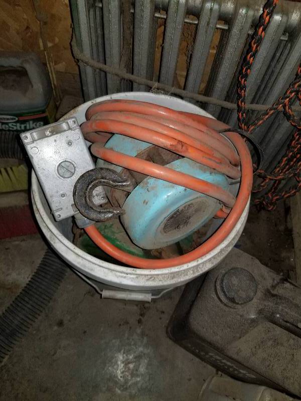 lot 138 image: Bucket Lot of Hoist System
