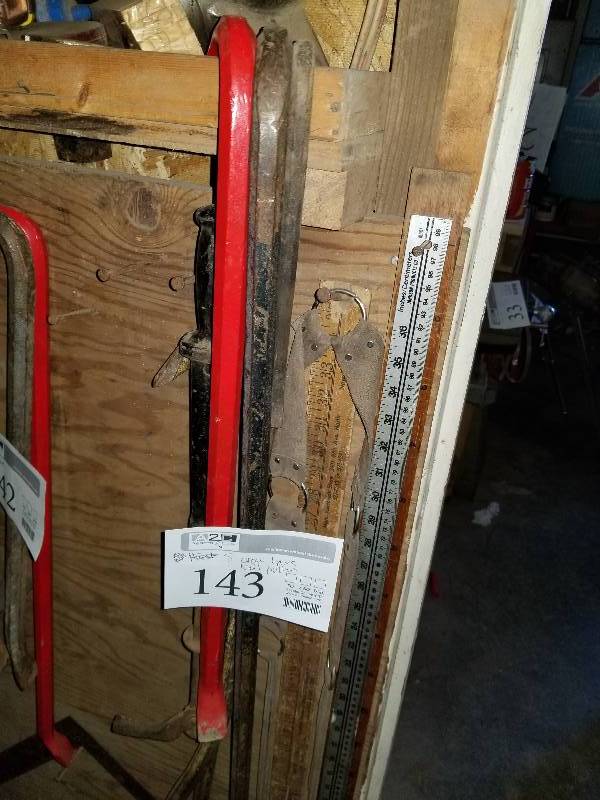 lot 143 image: Lot of (6) Hand Tools - 5) Pry Bars, 1) Nail Puller