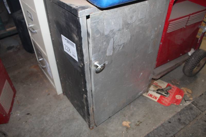 lot 228 image: Metal Shop Cabinet