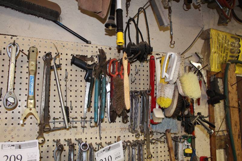 lot 208 image: Wrenches, Brushes, Snips
