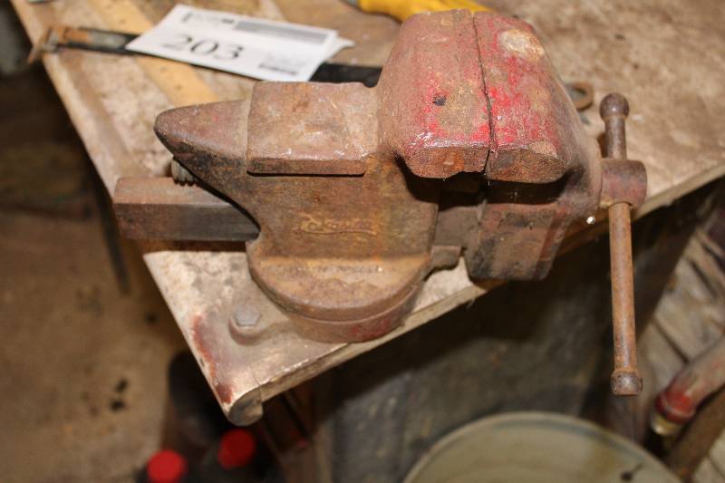 lot 203 image: Bench Vise
