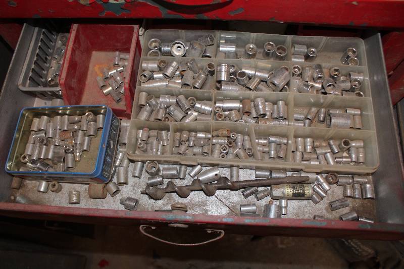 lot 183 image: Sockets