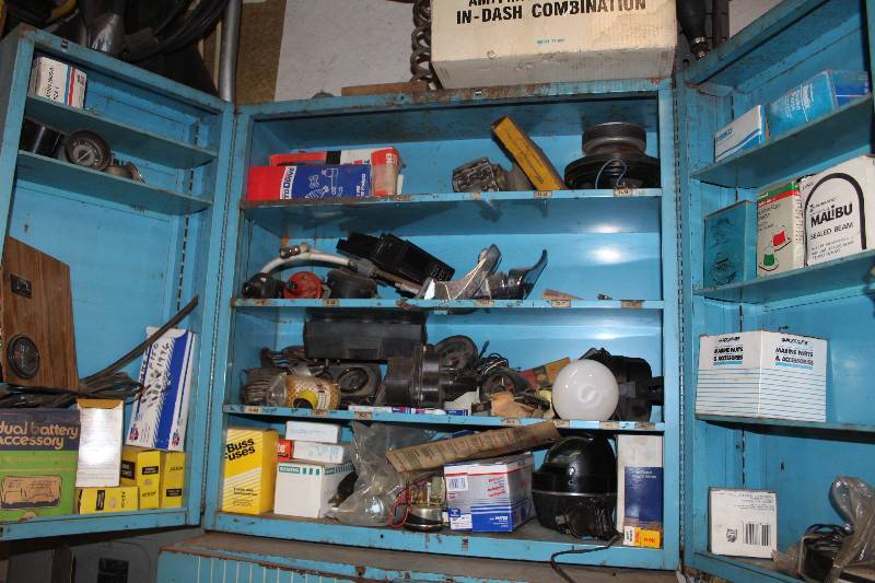 lot 165 image: 2-Door 4-Shelf Metal Shop Cabinet