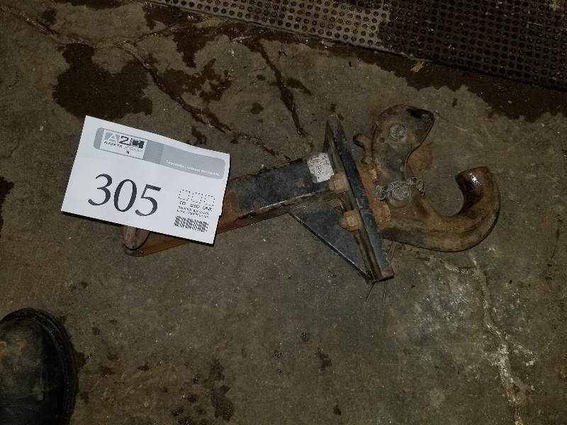lot 305 image: Commercial Tow Hitch Assembly