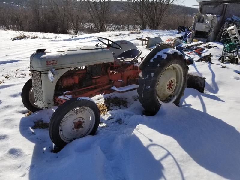 lot 7 image: Ford Tractor w Rear Hydraulic Plow