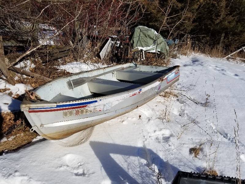 lot 17 image: 1984 12 foot Alumacraft 3-Seat Row Boat