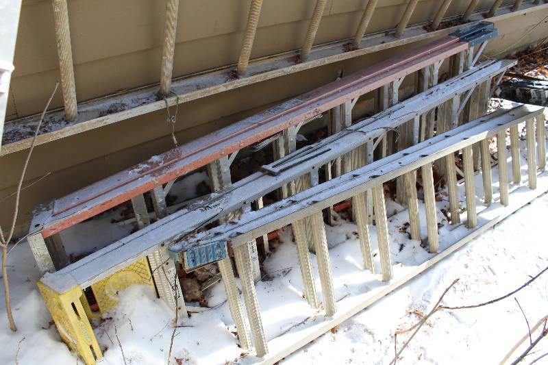 lot 383 image: Lot of (2) Werner Fiberglass 8ft. Ladders