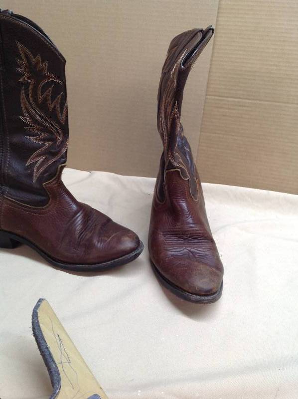Calvenders Shoe remover and Laredo Cowboy boots- Size Mens 9 D
