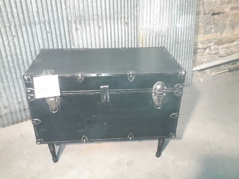 lot 59 image: Metal Storage Trunk on legs.. Good shape