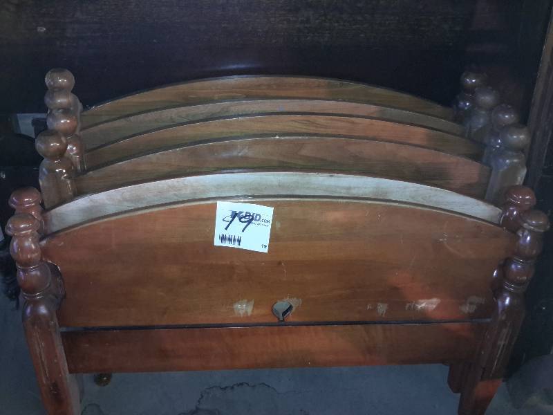 lot 19 image: 3, Twin bed head and foot boards