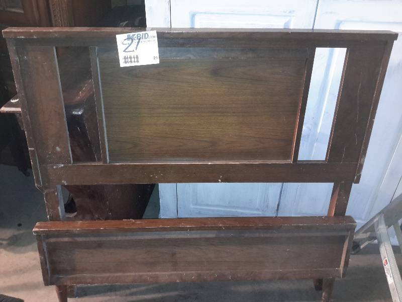 lot 21 image: Mid Century Style Twin HeadFoot Board..