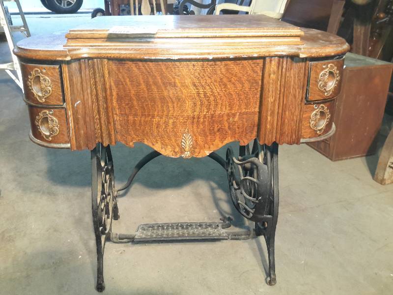 lot 22 image: Vintage Treadle Sewing Machine Cabinet..