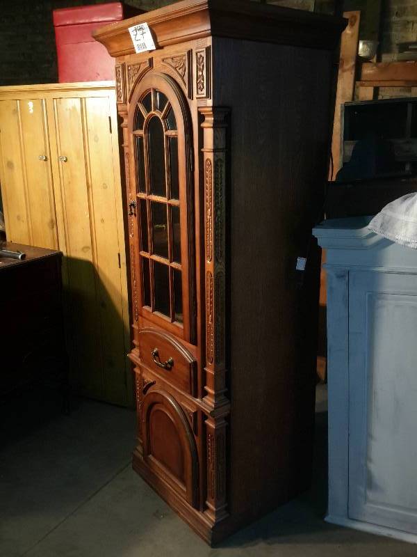 lot 27 image: Nice Corner Display Cabinet.. Oak Wood. Has lights