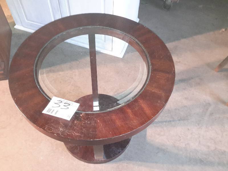 lot 33 image: Beautiful round with beveled glass endoccasional table