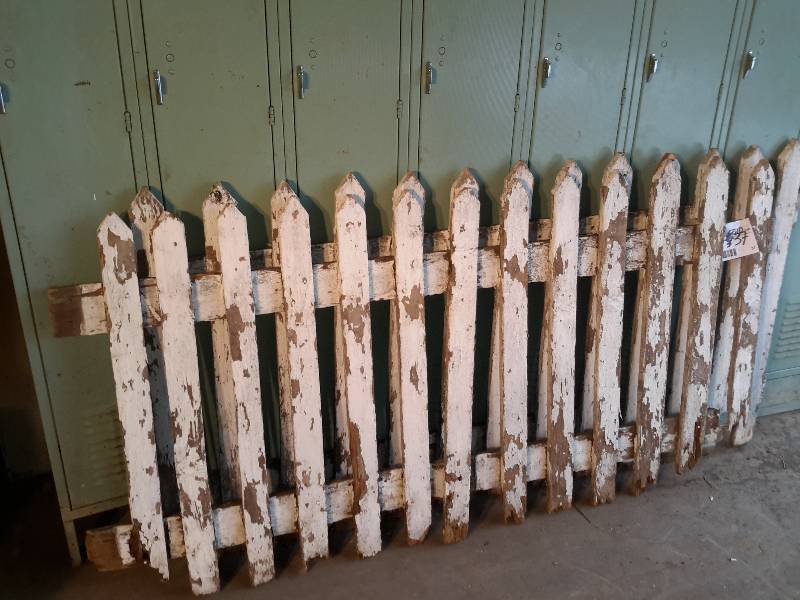 lot 37 image: 2 sections of picket fence.