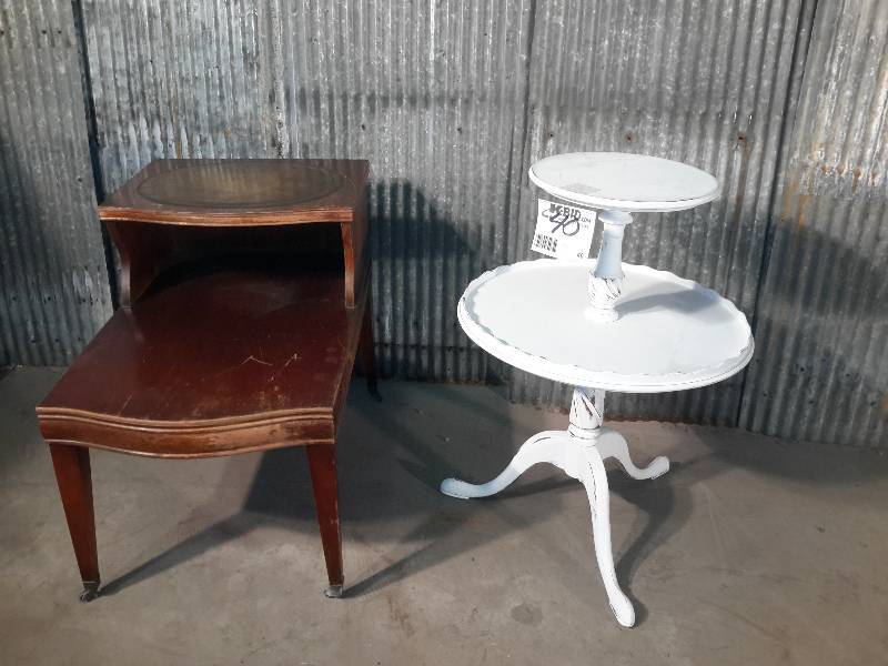 lot 40 image: Two nice end tables