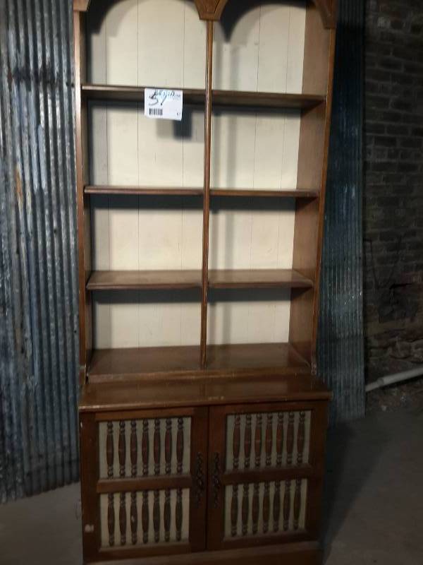 lot 51 image: Display hutch with bottom cabinet.. Nice shape