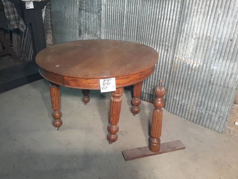 lot 66 image: Round Dining table.. Has Center post.. On Casters