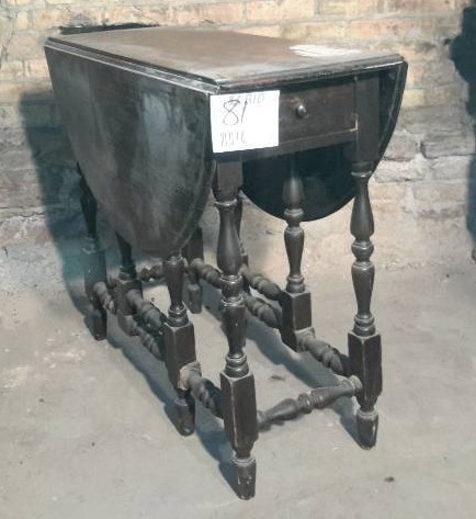 lot 81 image: Narrow drop leaf table