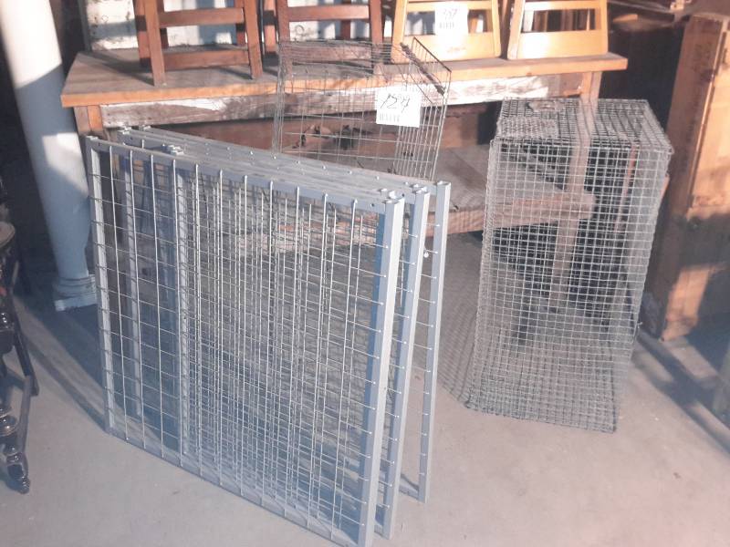 lot 124 image: 2 wire cages and 5 sections of wire gate