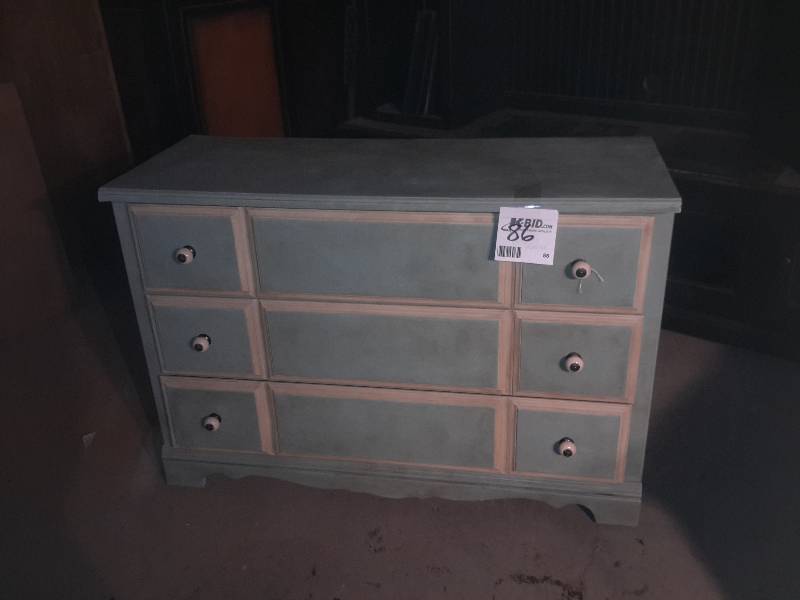 lot 86 image: Nice 3 drawer  bureau.. Nice shape