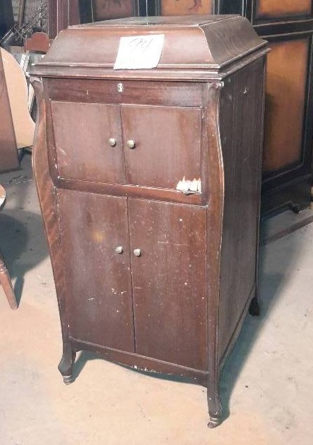 lot 94 image: Victrola cabinet.. No record player