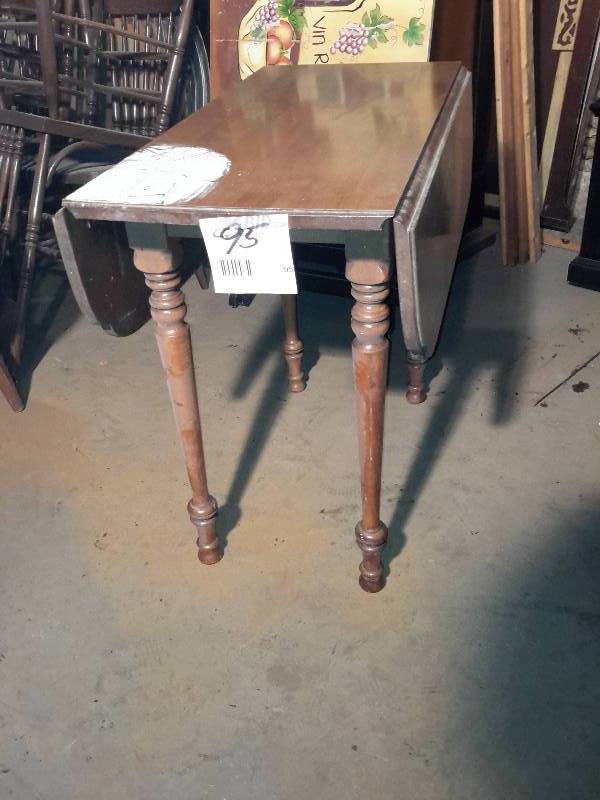 lot 95 image: Drop leaf table Legs slide out when leafs up