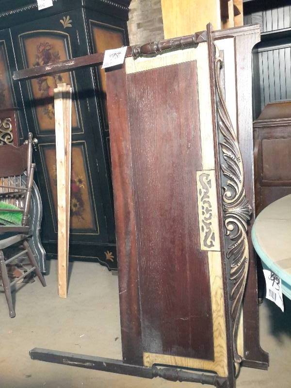 lot 98 image: Double bed head and foot board.. Nice carvings and dcor