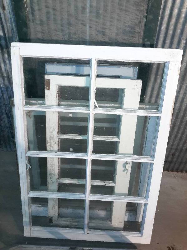 lot 134 image: 7 Windows as pictured