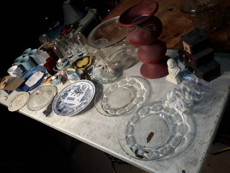 lot 198 image: Misc. Glassware and decorative items as pictured