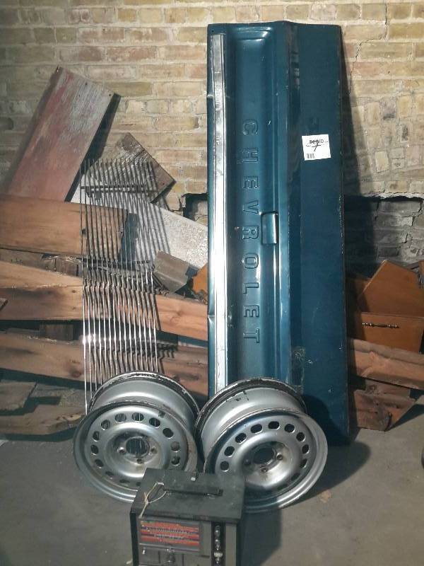 lot 7 image: Chevrolet Pickup Tailgate, 2 wheels, Grill, battery charger