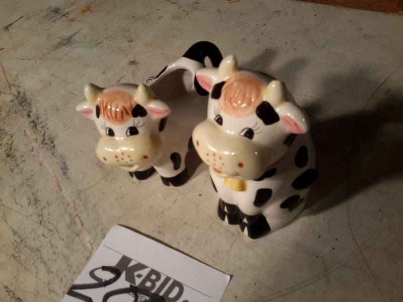 lot 200 image: Vintage Holstein cow Creamer and Sugar