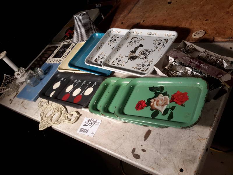lot 201 image: Vintage serving Trays Fancy Decorative Lights.. Other decorative items