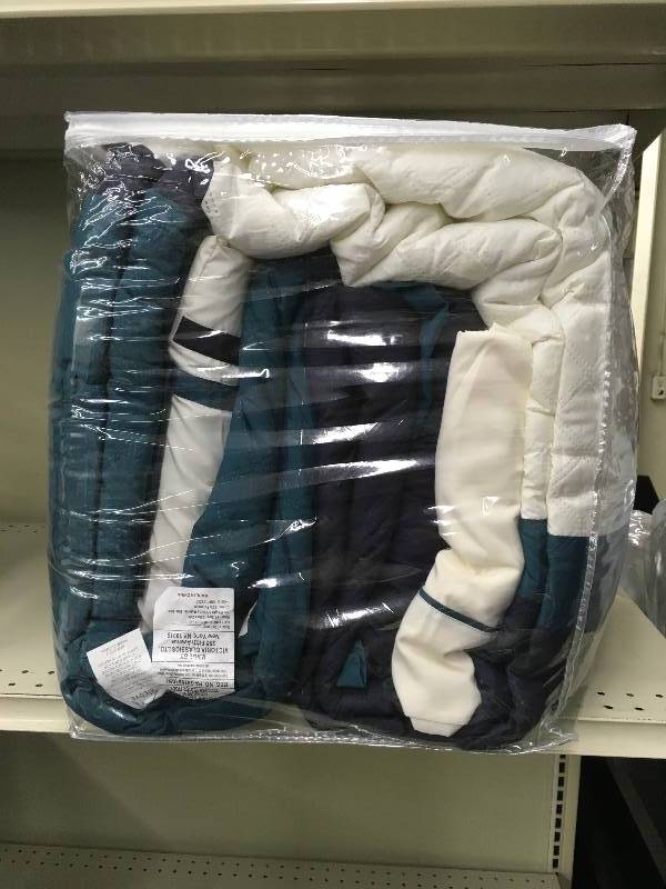 lot 547 image: ALCOVE COMFORTER SET