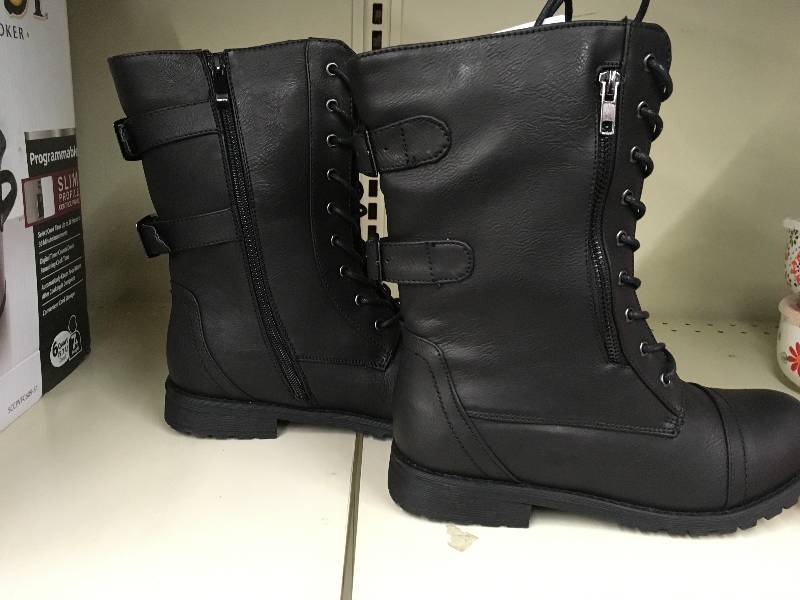 lot 556 image: WOMENS LACE UP BOOTS, SIZE 8 12