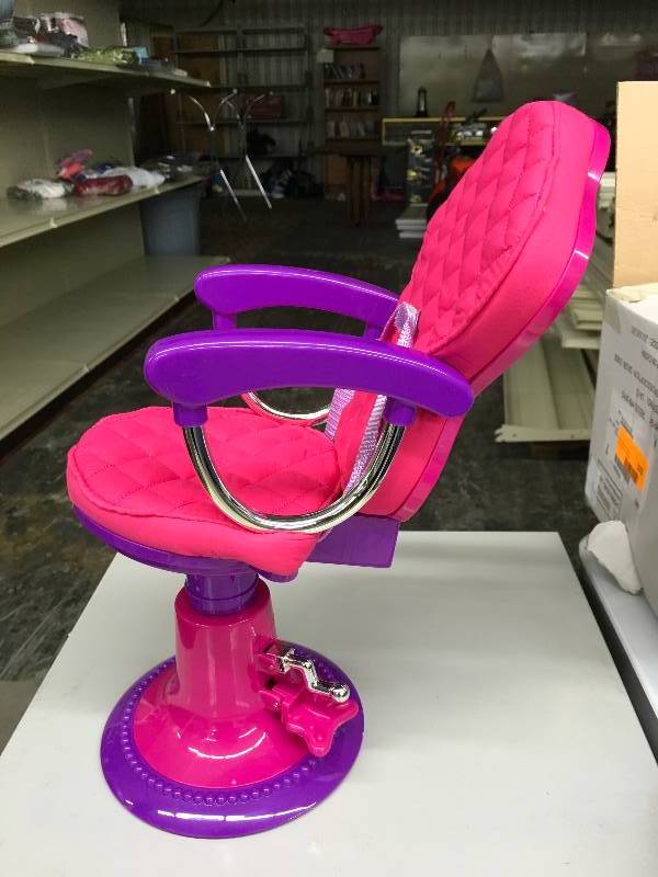 lot 573 image: SALON CHAIR FOR DOLLS