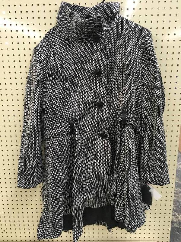 lot 577 image: STEVE MADDEN DRAMA COAT, SIZE 1X
