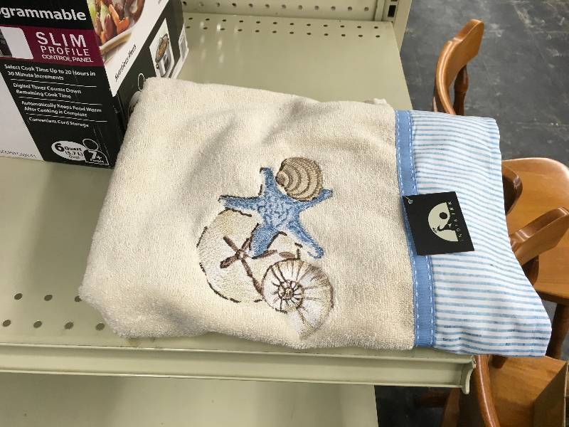 lot 578 image: INDIA INK SEASIDE SERENITY BATH TOWEL