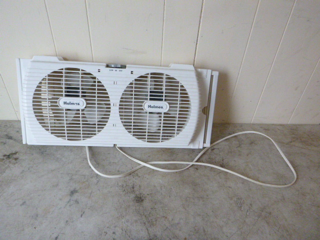 lot 25 image: Holmes Window Fan