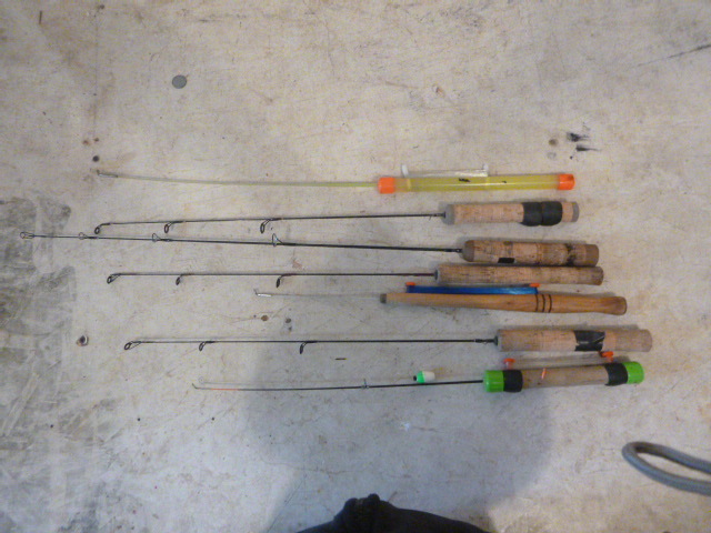 lot 53 image: 7 Ice Fishing Rods