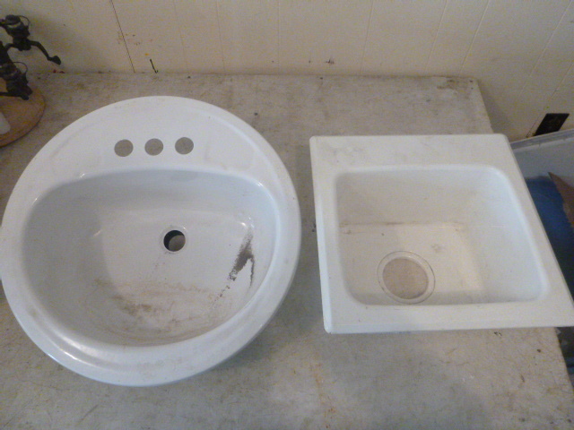 lot 86 image: 2 Small Sinks